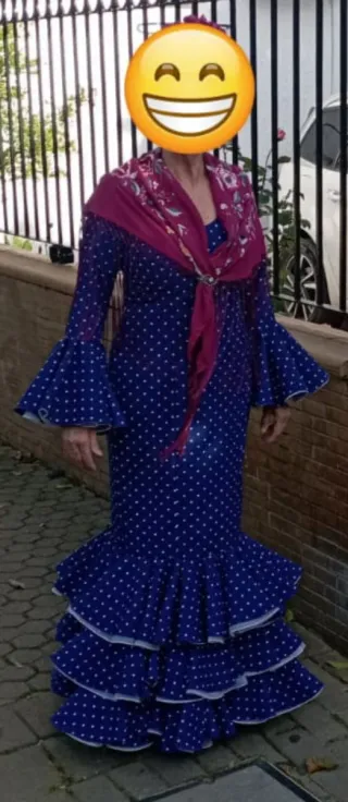 Traje de flamenca azul con lunares blancos