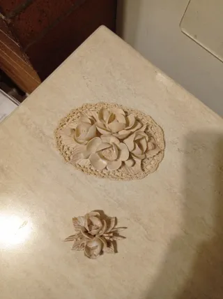 2 Decorazioni floreali in ceramica
