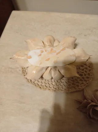 2 Decorazioni floreali in ceramica