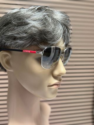 Gafas de sol Prada negras y rojas