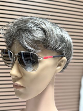 Gafas de sol Prada negras y rojas