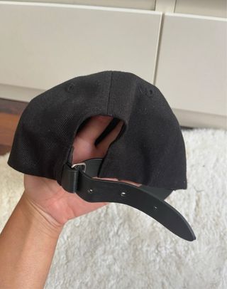 Gorra Guess Negra con Brillantes