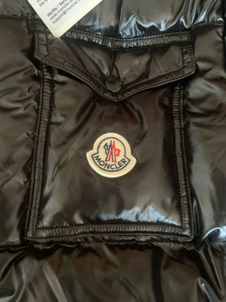 Abrigo Moncler Montbeliard Negro Corto con Capucha