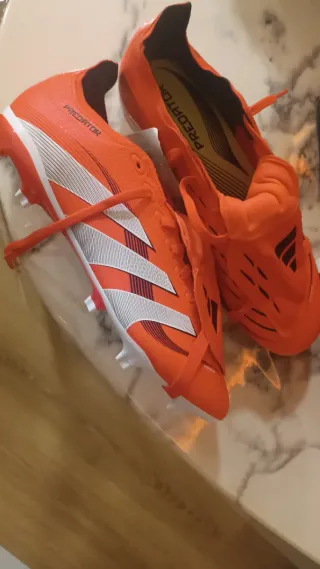Botas de fútbol rojas Predator