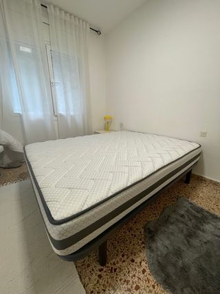 Cama matrimonio y mesita de noche