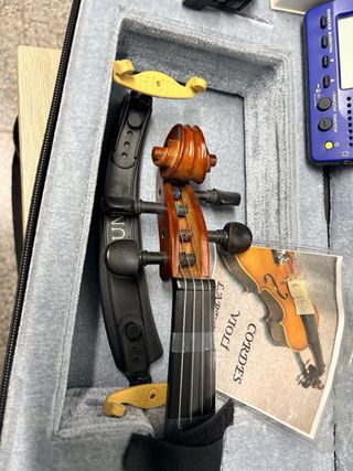 Violín 4/4 con funda y arco.