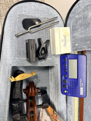 Violín 4/4 con funda y arco.