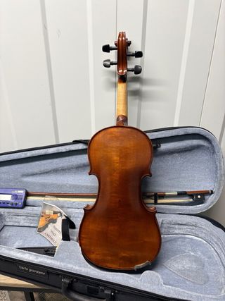 Violín 4/4 con funda y arco.