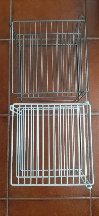 Estante organizador de platos de metal blanco
