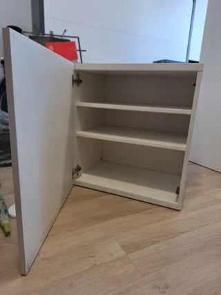 Mueble blanco con baldas