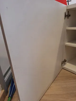 Mueble blanco con baldas