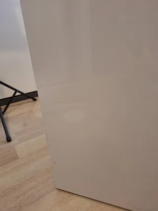 Mueble blanco con baldas