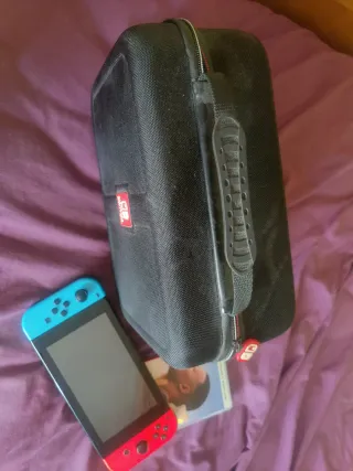 Nintendo Switch V2 + FIFA 22 + Valigia