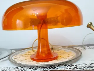 Lampada da tavolo arancione design