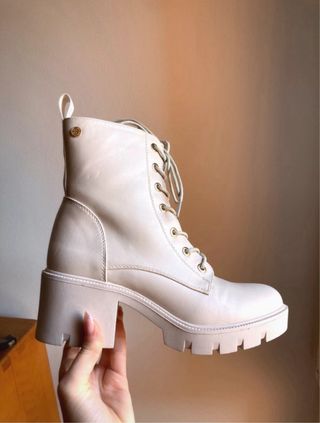 Botas de piel blancas nuevas