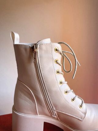 Botas de piel blancas nuevas