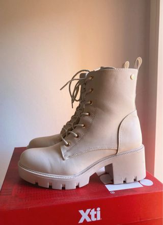 Botas de piel blancas nuevas