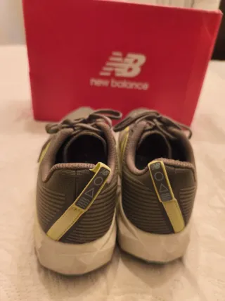 Zapatillas New Balance Talla 41.5 Gris/Amarillo