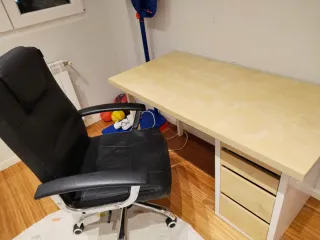 Scrivania Ikea con cassettiera