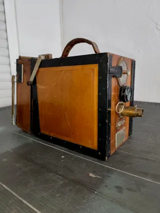 Cámara de Cine Antigua Debrie, pieza de Museo.