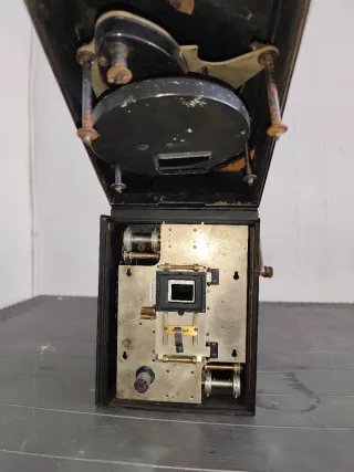 Cámara de Cine Antigua Debrie, pieza de Museo.