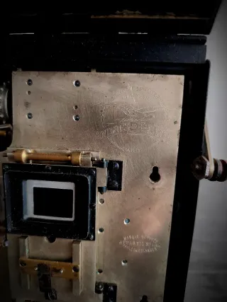 Cámara de Cine Antigua Debrie, pieza de Museo.