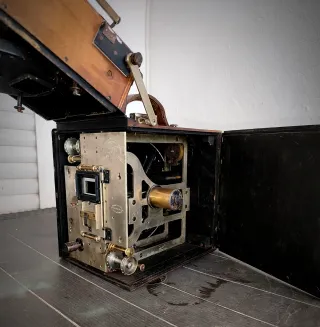 Cámara de Cine Antigua Debrie, pieza de Museo.