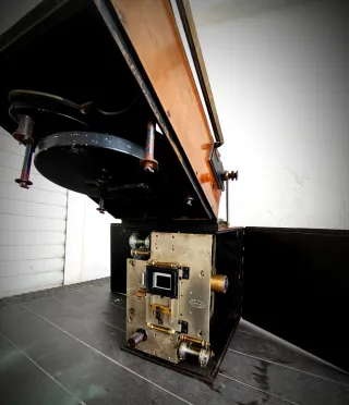 Cámara de Cine Antigua Debrie, pieza de Museo.