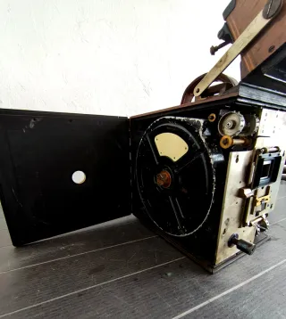 Cámara de Cine Antigua Debrie, pieza de Museo.