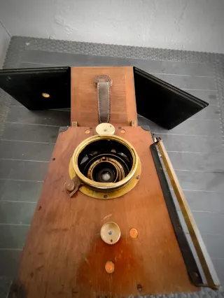 Cámara de Cine Antigua Debrie, pieza de Museo.