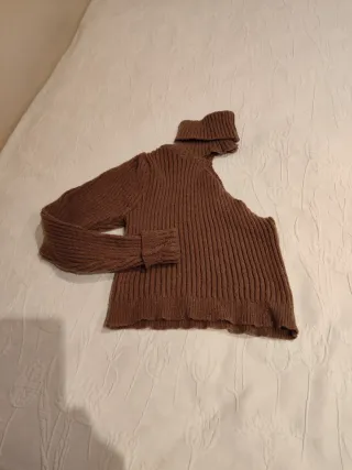 Jersey cuello alto hombro descubierto:4€