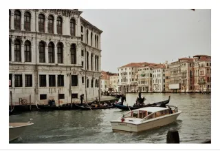 Cámara analógica Olympus OM101 con objetivo 50mm