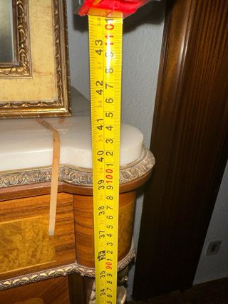 Cómoda antigua de madera con mármol