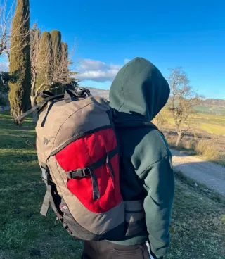 Mochila de camping Quechua marrón y roja