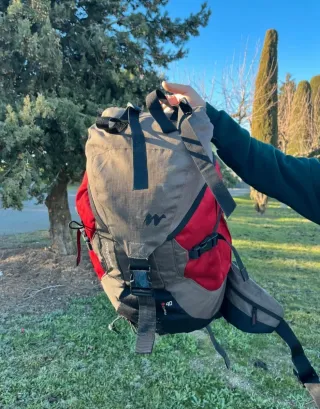 Mochila de camping Quechua marrón y roja