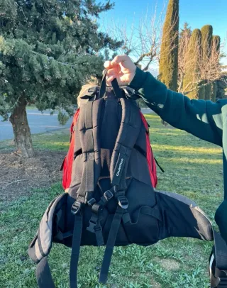 Mochila de camping Quechua marrón y roja