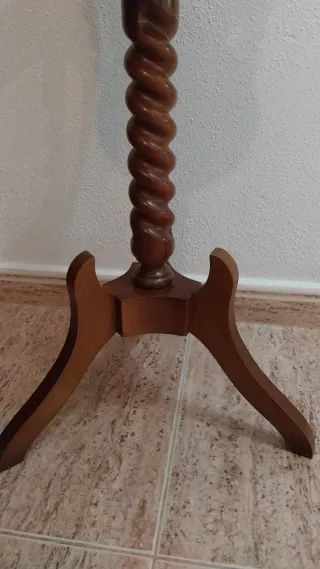 Macetero madera clásico con base de metal