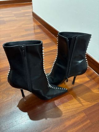 Botines negros con tachuelas