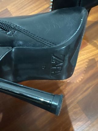 Botines negros con tachuelas