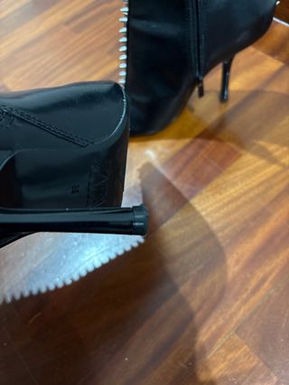 Botines negros con tachuelas