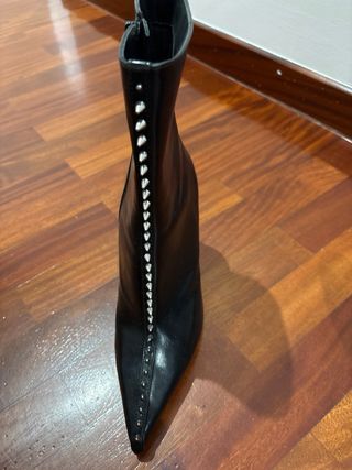 Botines negros con tachuelas