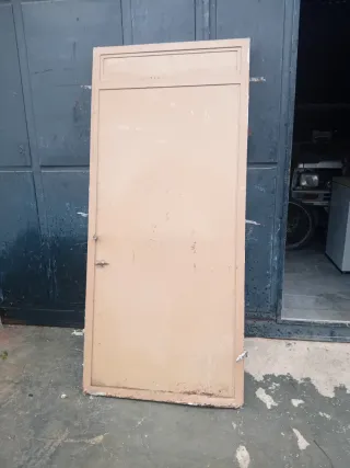 Puerta metálica color beige