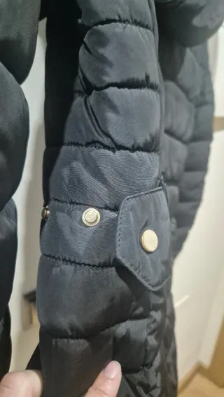 Abrigo plumífero Zara negro Talla XS