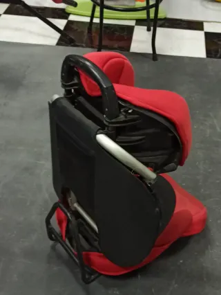 Silla de coche infantil roja