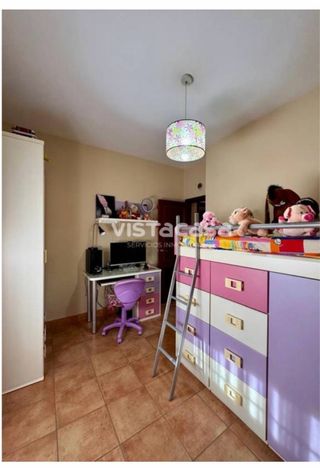 Cama infantil con escritorio y silla de estudio.