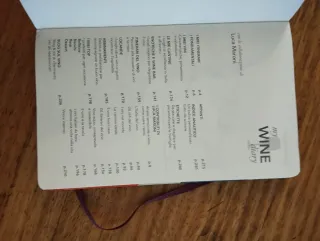 Diario con disegno di bottiglie e bicchieri