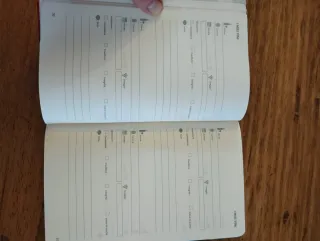 Diario con disegno di bottiglie e bicchieri