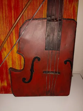 Violín en cuadro metálico