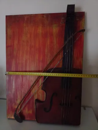 Violín en cuadro metálico