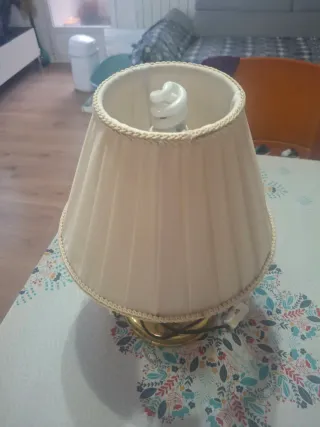 Lámpara de mesa dorada y beige